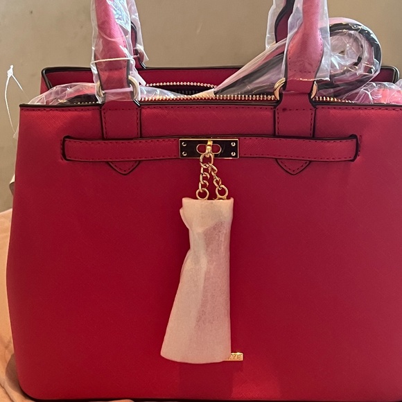 Handbags - Hot pink hand bag it’s in great condition